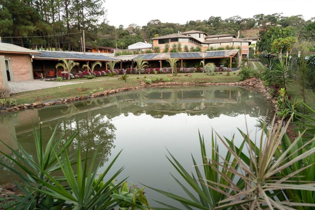 Lago cercado por vegetação dentro do Recanto
