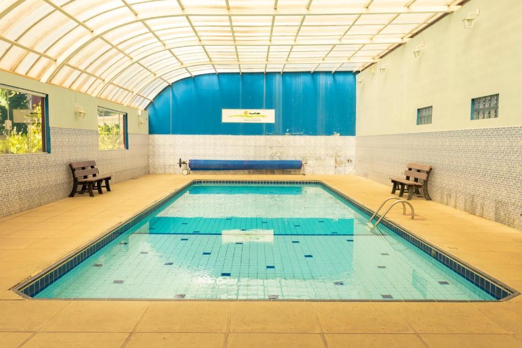 Piscina coberta do hotel