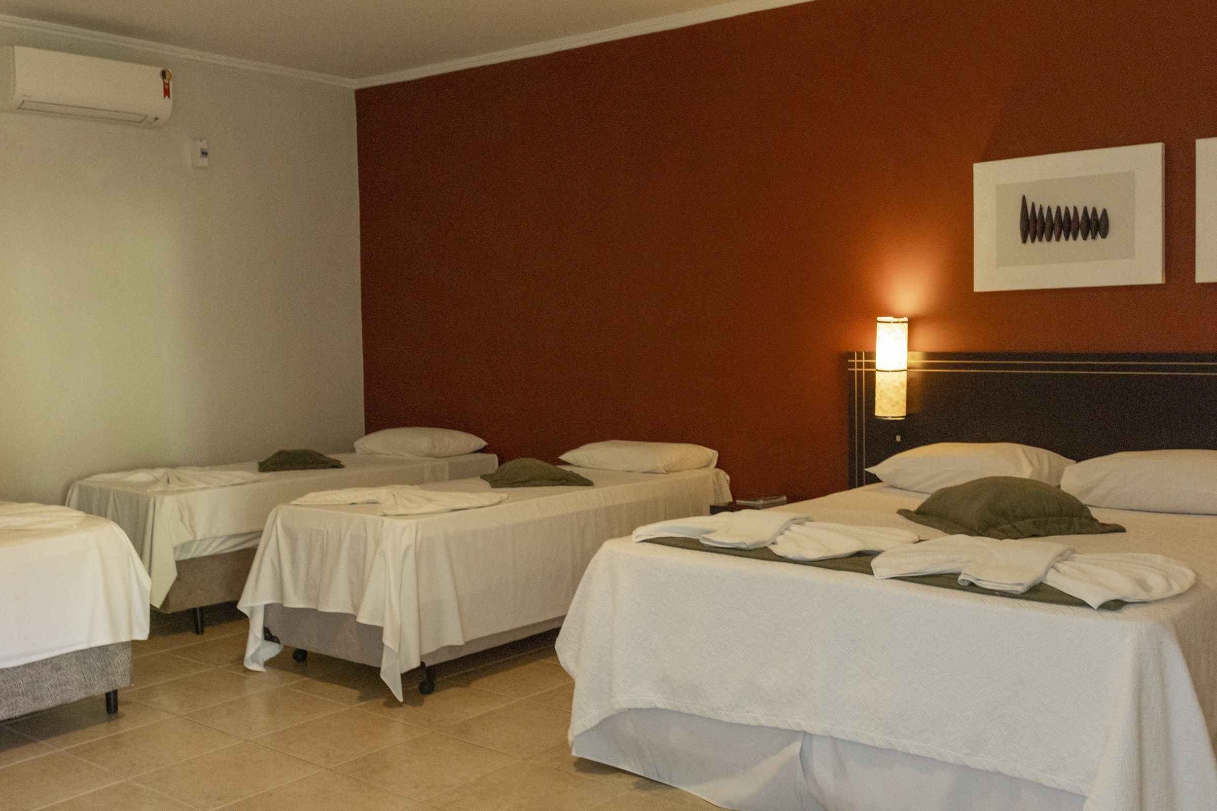 Quarto amplo com camas preparadas para receber uma família
