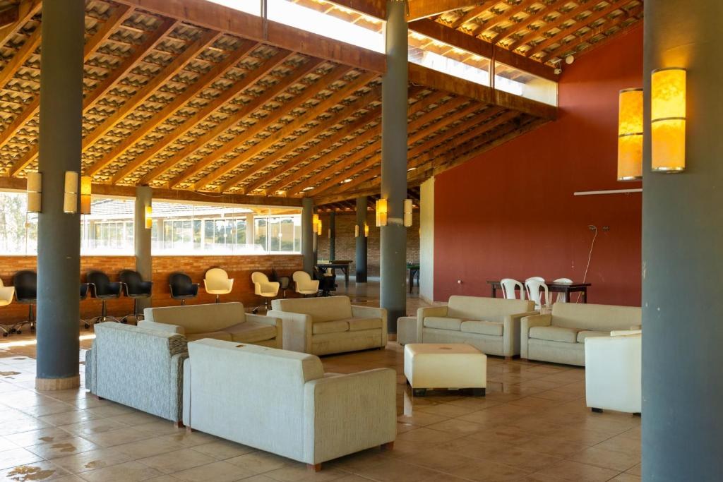 Sala de convivência ampla com sofás e luz natural