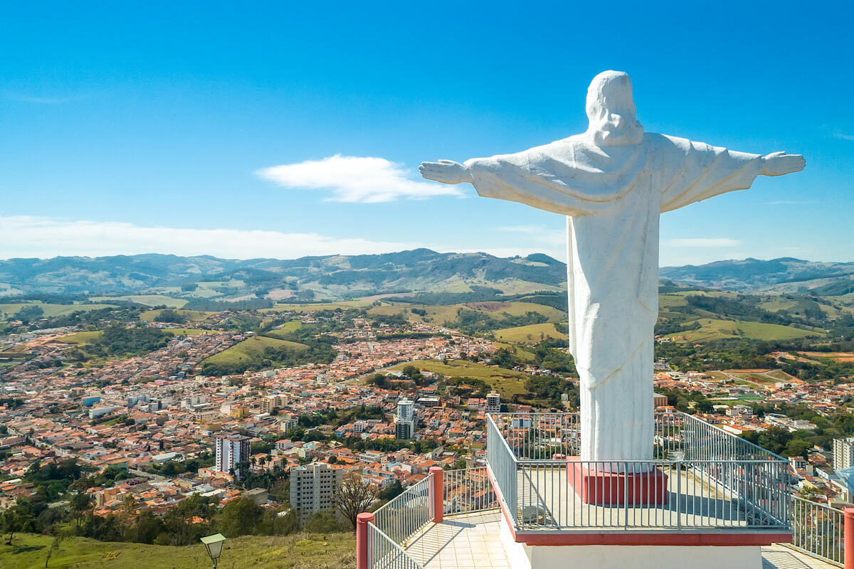 Vista do Mirante do Cristo sobre a cidade de Socorro e as montanhas ao redor