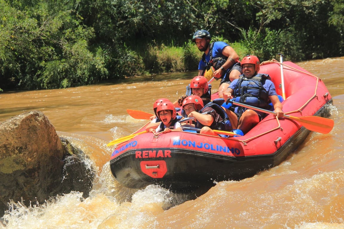 Grupo praticando rafting nas corredeiras com o Parque Monjolinho